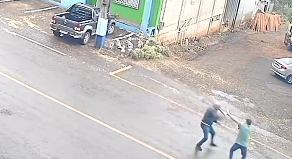 Vídeo mostra briga com pedaço de pau em Águas Frias
