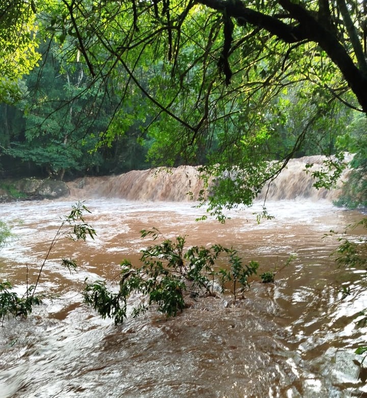 Tromba d’água surpreende banhistas e três pessoas são arrastadas em rio