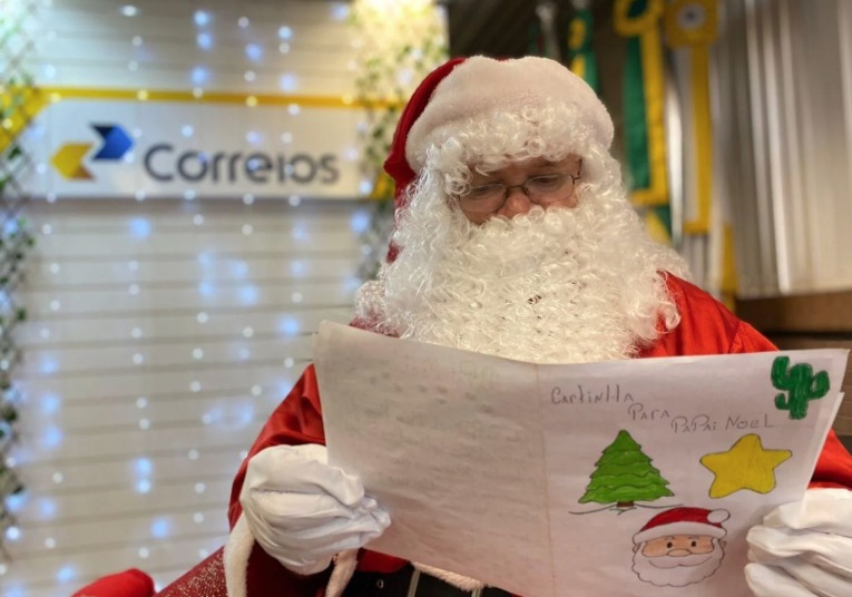 Metade das cartas do Papai Noel dos Correios já foi adotada em SC, mas 2,3 mil ainda aguardam padrinhos
