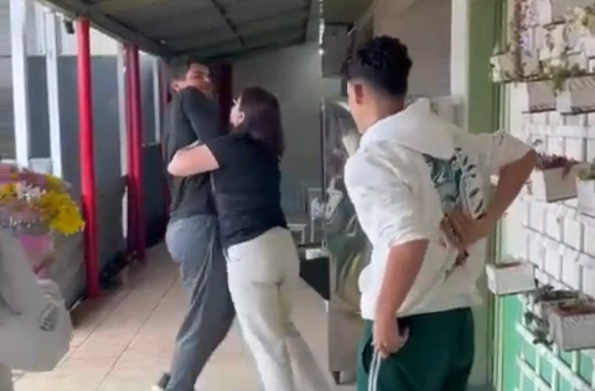 VÍDEO: Briga "fake" vira homenagem criativa a diretora