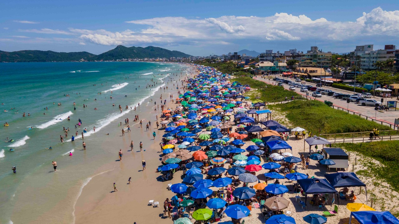 Florianópolis e Bombinhas estão entre os destinos brasileiros favoritos dos turistas estrangeiros para celebrar o fim de ano